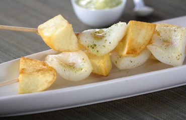 Brochetas de sepia y patatas alioli