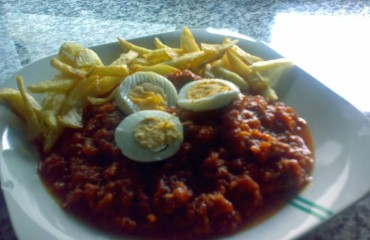 carrillada con tomate y patatas fritas para riberaalbuera