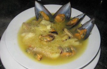 sopa de fideos con marisco y pescado