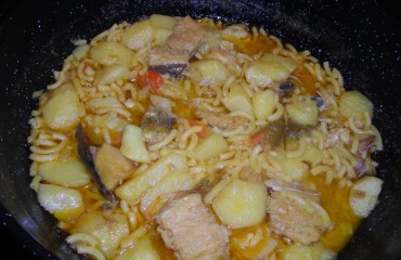 patatas y fideos con bacalao