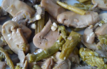 salteado rápido de champiñones y espárragos verdes