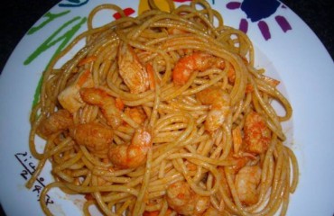 espaguetis con gambas y surimi al ajillo