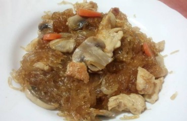 fideos fritos estilo chino con salsa de soja rápidos