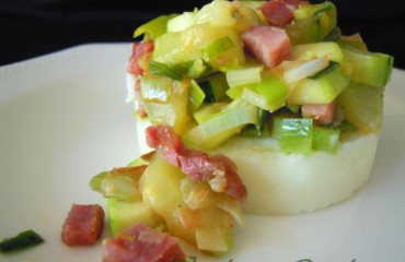 salteado de calabacín y puerro con puré de patatas