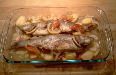 lubina al horno con patatas y tomate