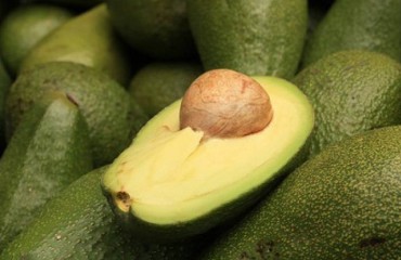 ensalada de pasta con crema de aguacate
