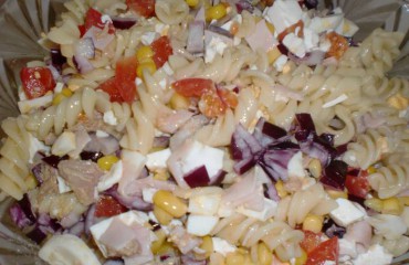 ensalada de pasta con atún y maíz