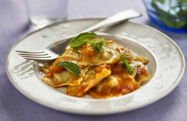Raviolis de requesón con salsa de tomate y hierbas aromáticas