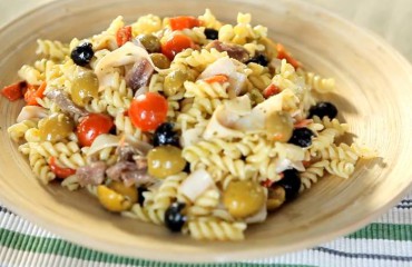 Ensalada de pasta al pesto con tomates cherry