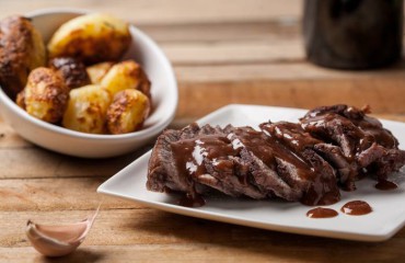 Estofado de vino tinto con patatas al horno