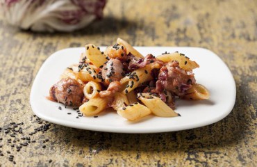 Macarrones con tomate y butifarra