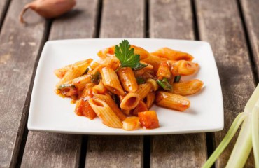 Macarrones con tomate y verduras