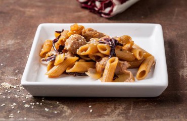 Macarrones con cerveza y salchicha