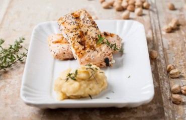 Salmón con crema de garbanzos y patatas