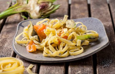 Tallarines con alcachofa y salmón