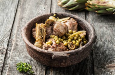 Estofado de cordero con alcachofas y guisantes