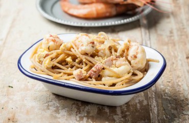 Espaguetis a la carbonara con langostinos
