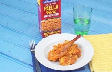 Paella de pollo y conejo