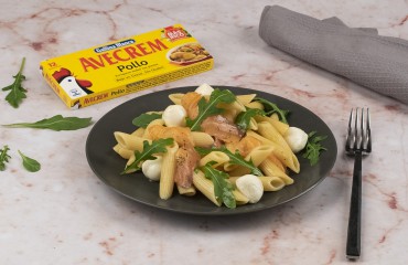 Bodegón con producto ensalada de pasta fría