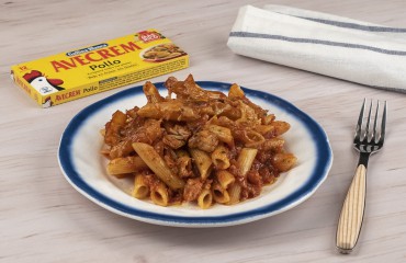 Bodegón macarrones gratinados con atún con producto