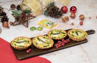 Bodegon de tartaletas de verduras y queso con producto