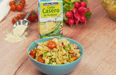 Ensalada-de-quinoa-y-garbanzos-con-producto