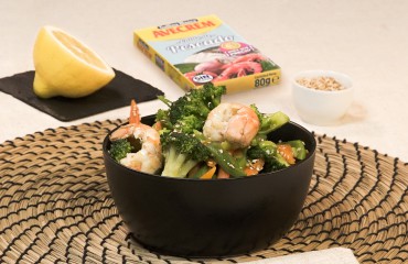 Emplatado con producto wok de verduras y cigalas